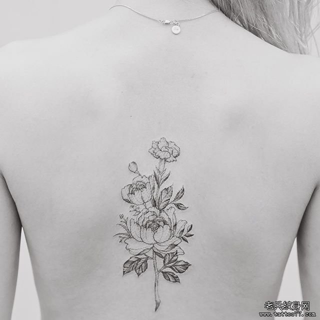 新款女性背部紋身花朵設(shè)計，友情與陪伴的溫馨篇章