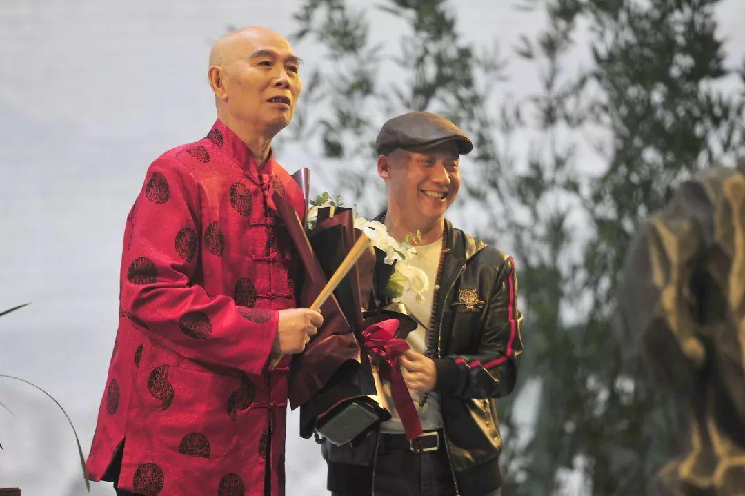 李伯清最新評(píng)書(shū)，鄰里溫情與友情的紐帶