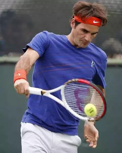 揭秘費(fèi)德勒反拍技巧，網(wǎng)球秘籍藏于小巷之中解析揭秘！