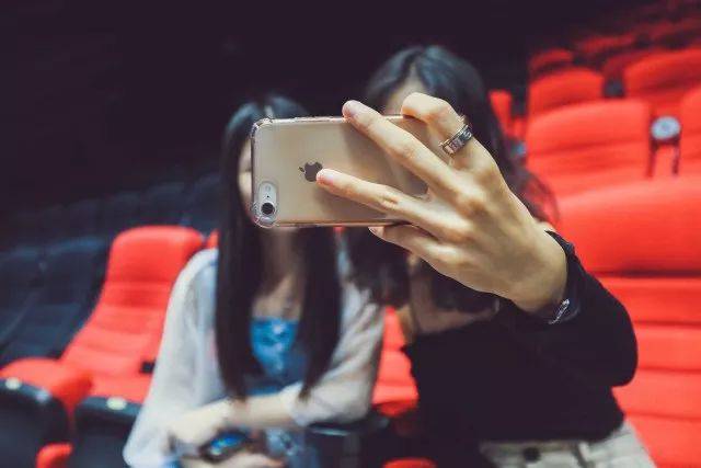 鏡頭下的自信與成長之旅，自拍電影的探索與歷程