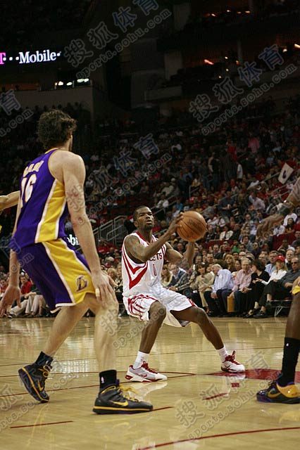 湖人火箭對(duì)決，愛(ài)與陪伴的賽場(chǎng)之夜