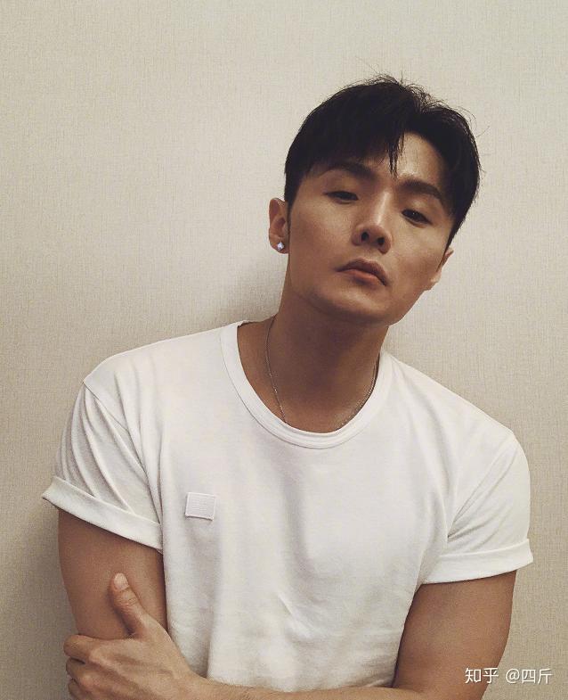 眼睛小的明星男，日常星光中的獨特魅力與溫馨故事