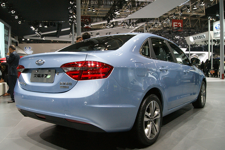 艾瑞澤7上市，主人公小李與他的朋友圈歡慶這一喜悅時刻！