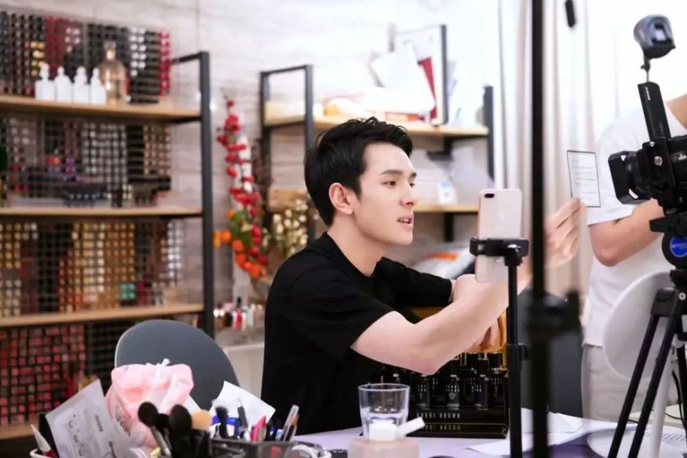 明星直播間高科技產(chǎn)品引領(lǐng)直播新紀(jì)元，科技改變生活，明星直播間震撼登場(chǎng)！