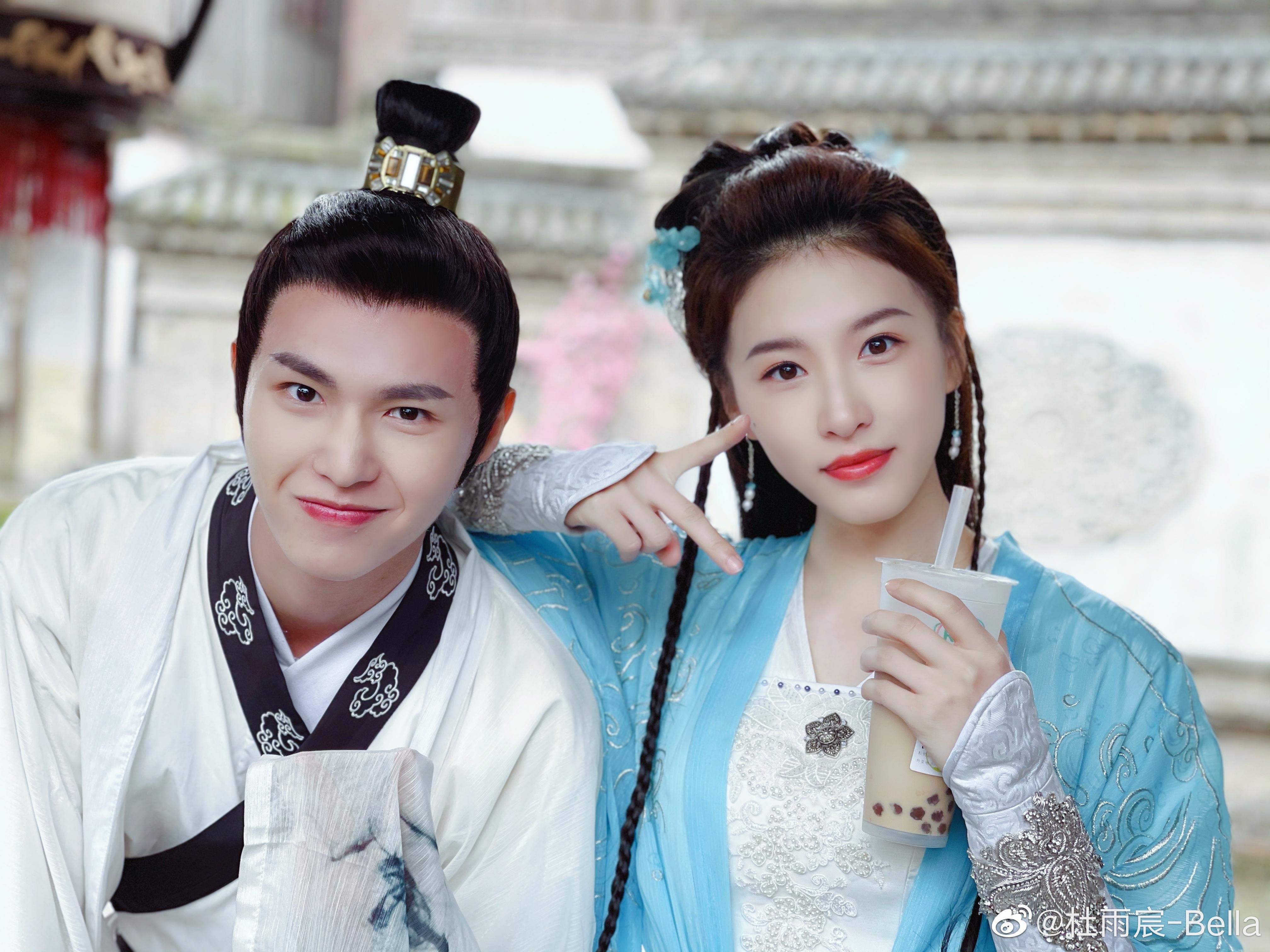 鄺露演員的成長(zhǎng)之路，變化中的學(xué)習(xí)，自信與成就的光芒