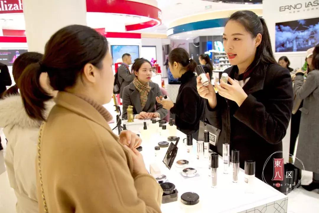 探秘杭州女明星的小巷星光與美食秘境之旅！