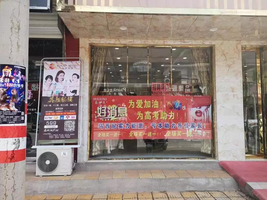 科技重塑時(shí)尚，服裝店新款上市，掌握潮流趨勢(shì)
