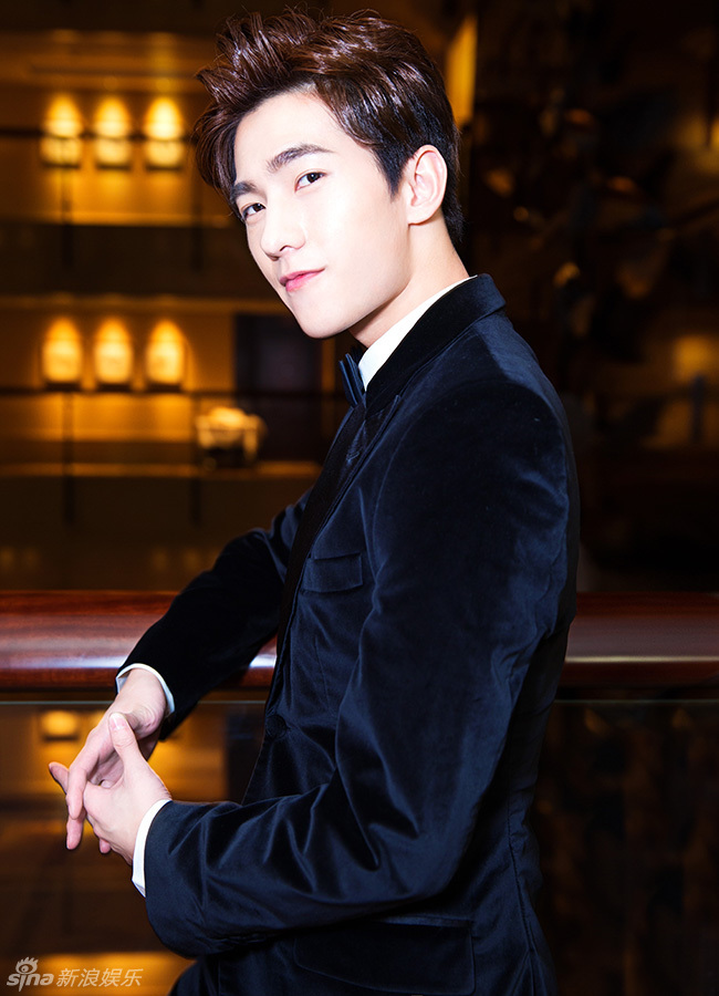 楊洋最新時尚寫真，時代之星光芒四溢