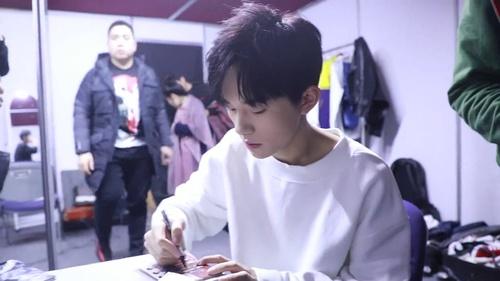 易烊千璽微博最新照片引爆期待，粉絲翹首以待的獨特魅力