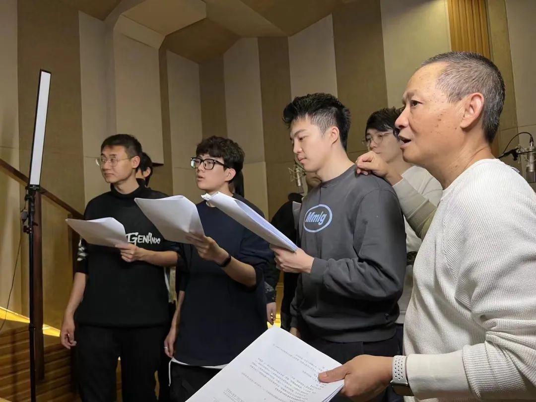 配音演員惠龍，小巷之聲魔法與美食秘境之旅