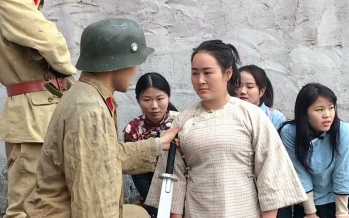 女演員遭遇群演搶劫卻意外星光閃耀，暖心日常與情感紐帶揭秘