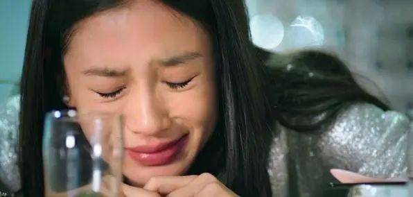 演員楊瑩，小巷深處的魅力與美食探索