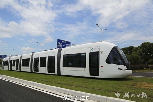 光谷有軌電車(chē)最新進(jìn)展，電車(chē)上的家庭溫馨之旅與友情交織的旅程