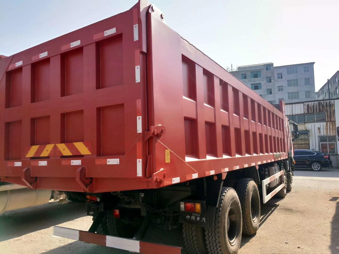 紅巖杰獅自卸車最新款390，重載運輸?shù)膹娬?，展現(xiàn)新姿態(tài)