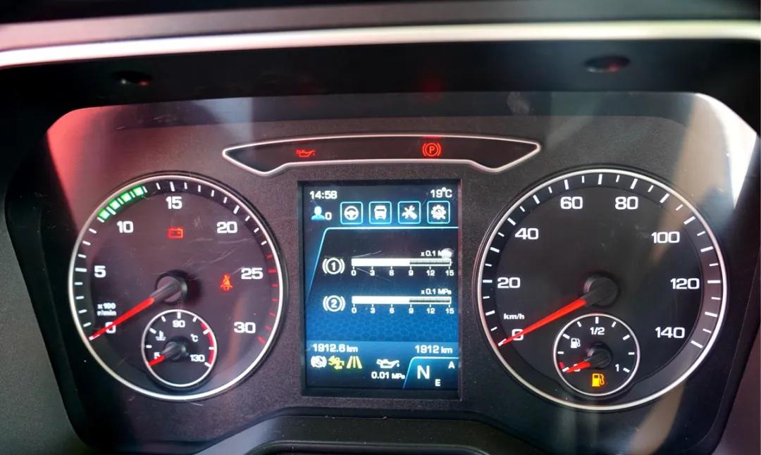 解放J7最新款試駕，駕馭變化，自信馳騁之路