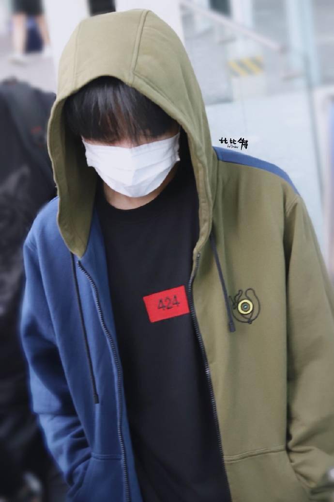 易烊千璽機(jī)場(chǎng)最新圖片，科技魅力與時(shí)尚前沿的完美結(jié)合展示