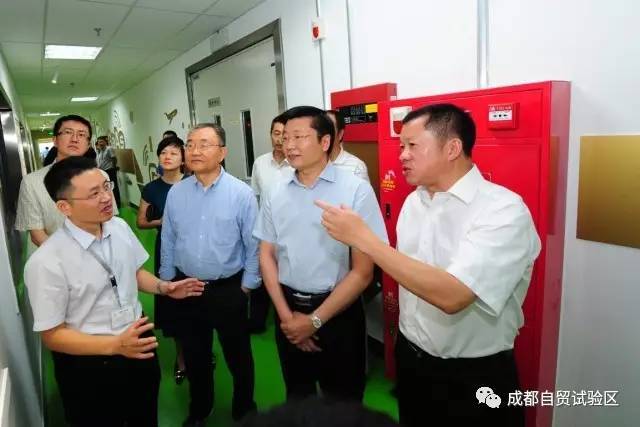 成都市委常委吳凱探索小巷獨(dú)特風(fēng)味，城市細(xì)微之處的魅力探索