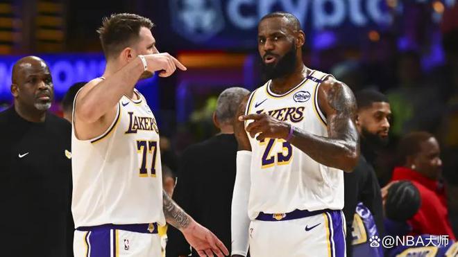 湖人最新動(dòng)態(tài)，籃球賽場(chǎng)上的友情與溫馨日常