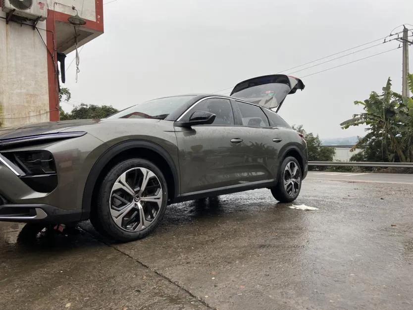 探索雪鐵龍魅力，小巷中的最新寶藏