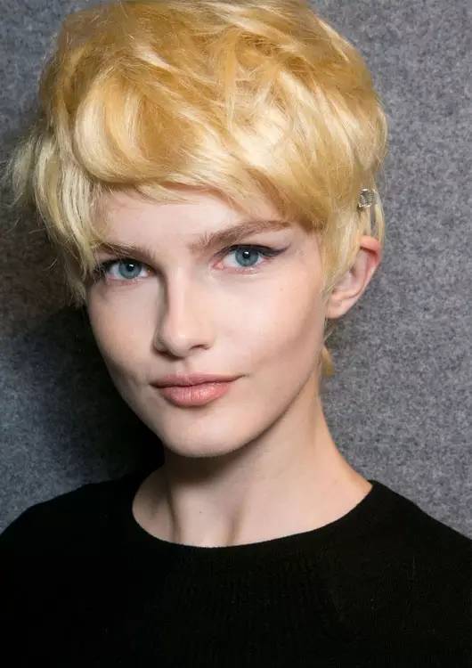 拉文最新發(fā)型，變化的力量，展現(xiàn)自信與成就感的源泉