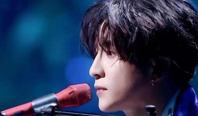 薛之謙最新圖片展現(xiàn)勵志之旅，變化、自信與成就感的閃耀之旅