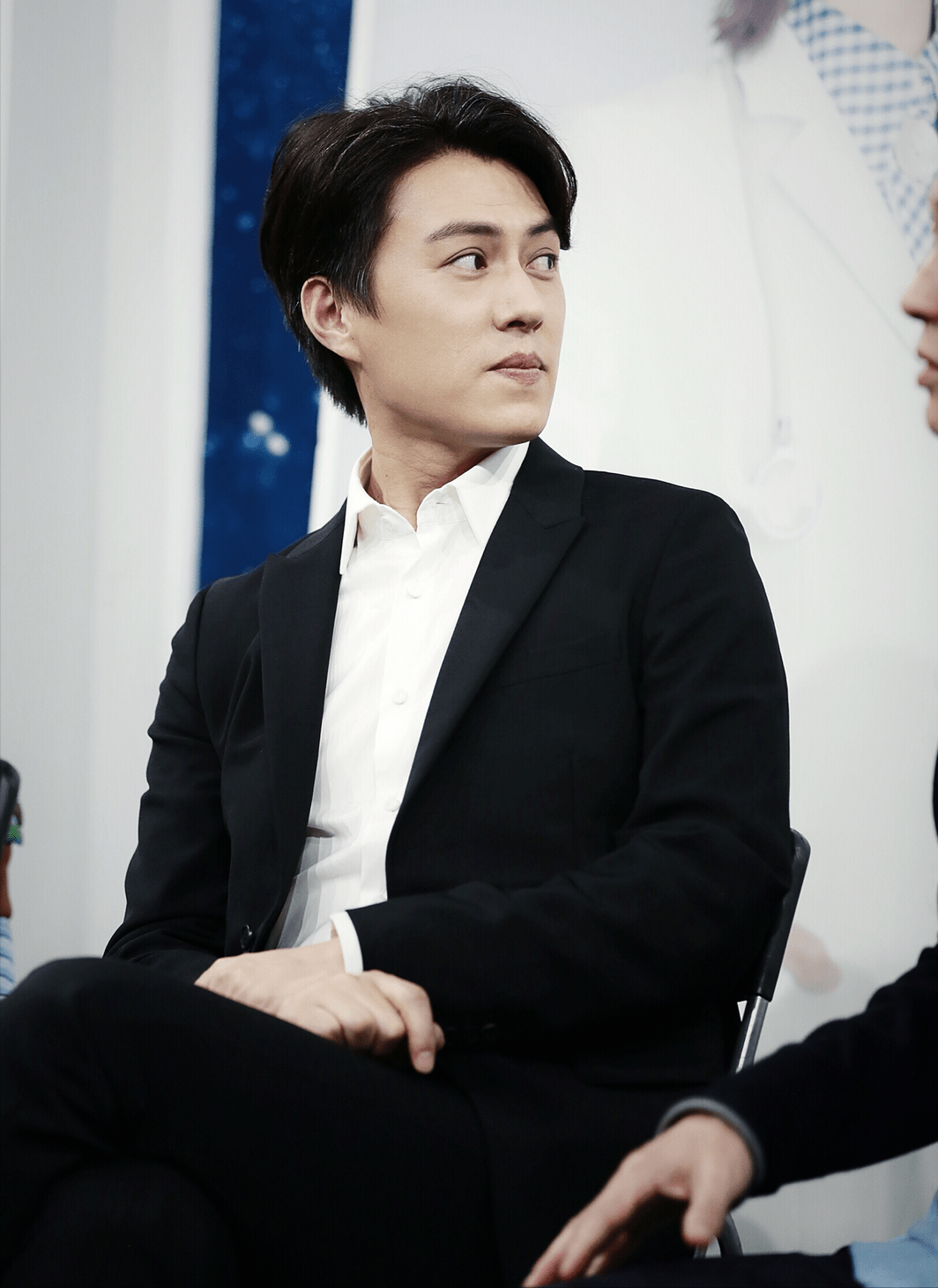 靳東最新發(fā)型揭秘，小巷深處的時尚探索