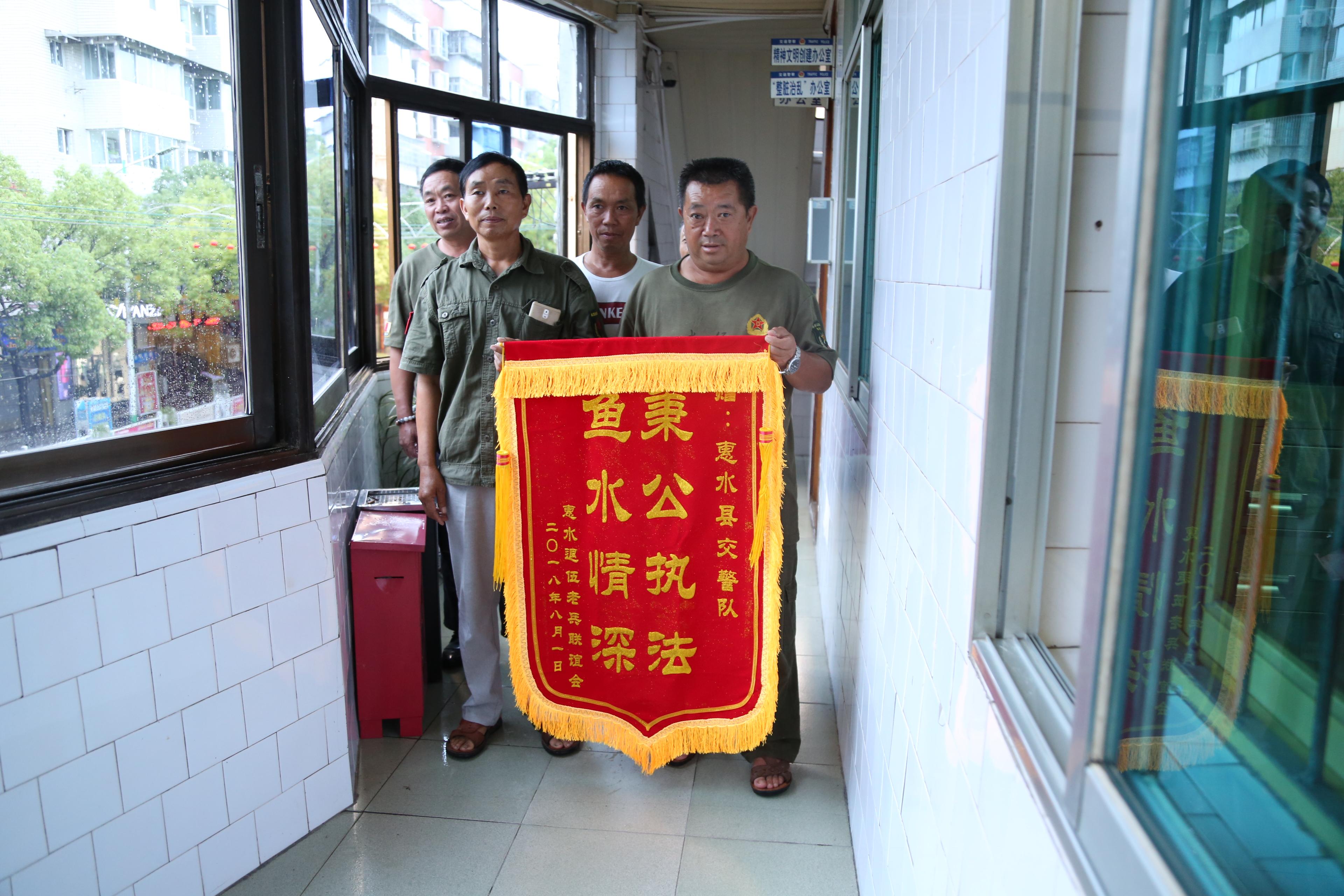 交警心靈守護(hù)者，自然對話與護(hù)航之旅的私密對話贈錦旗用語