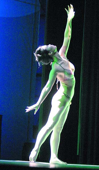 探索人體藝術(shù)極致邊界，最新大尺度作品展現(xiàn)美的無限可能